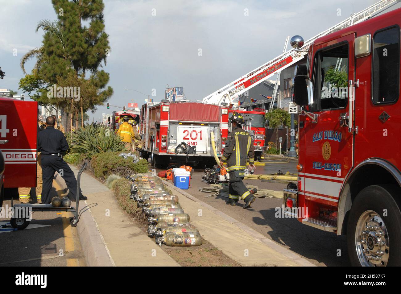Les bouteilles d'air sont alignées pour être utilisées lors d'un incendie de structure à San Diego, Californie, sous le contrôle de San Diego Fire Rescue. Banque D'Images