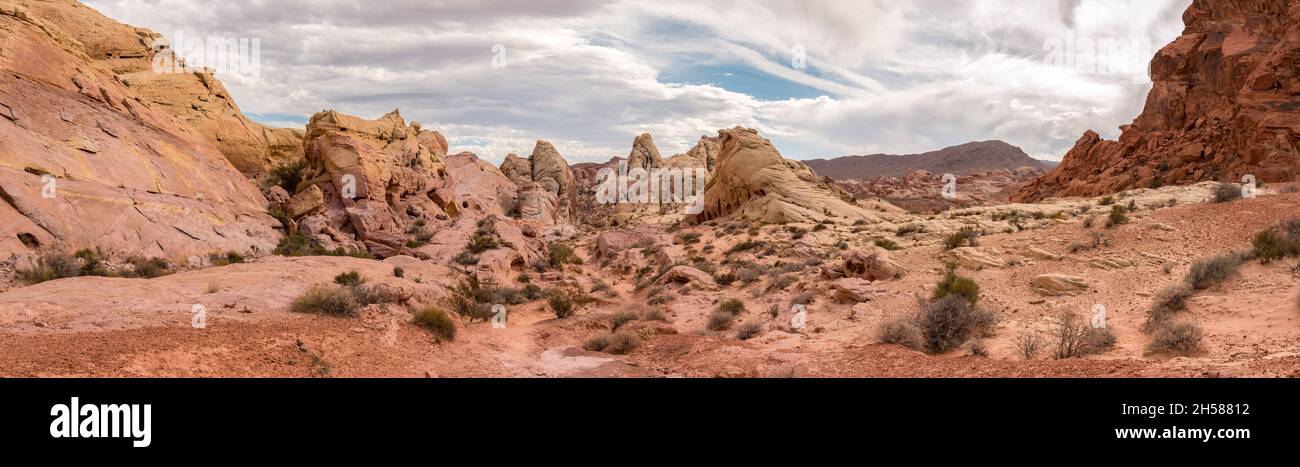 Paysage montagneux pittoresque dans une couleur rouge vif, la Vallée de feu dans le Nevada, Etats-Unis Banque D'Images