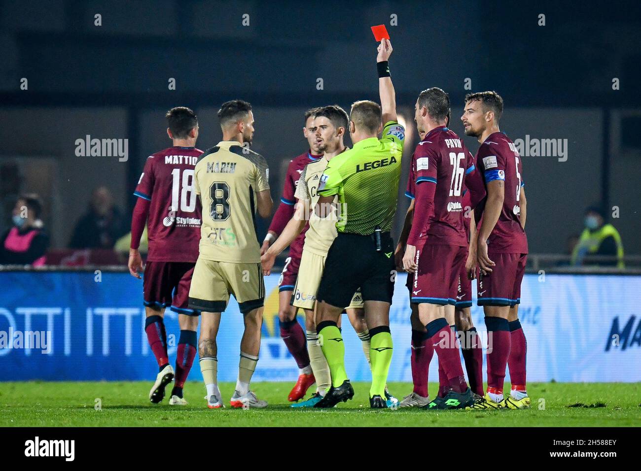 L'arbitre du match Francesco Meraviglia montre la carte rouge à Adam Nagy (Pise) après le scandale sur Orji Okwonkwo (Cittadella) pendant QUE Cittadella vs AC Pisa, Ligue italienne de football BKT à Cittadella (PD), Italie, novembre 07 2021 Banque D'Images