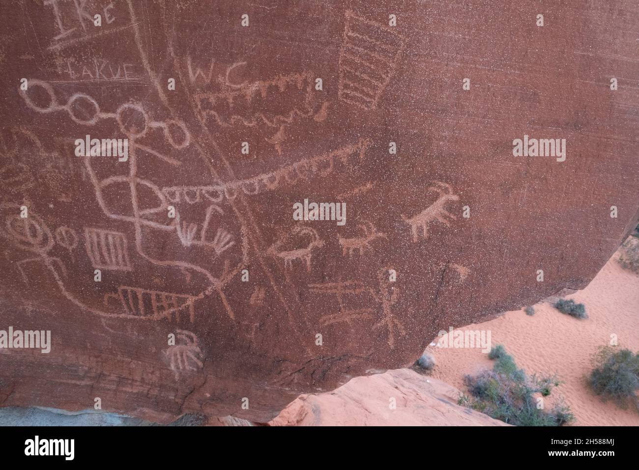 Pétroglyphes historiques d'Américains indigènes sur Atlatl Rock dans la Vallée de feu, États-Unis Banque D'Images