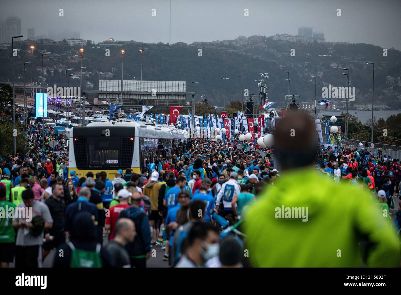 Istanbul, Turquie.07th nov. 2021.Une grande foule d'athlètes vus se dirigeant vers le point de départ du pont des martyrs du 15 juillet avant le début du 43ème Marathon d'Istanbul.des milliers participent au Marathon d'Istanbul, le seul marathon intercontinental au monde.Crédit : SOPA Images Limited/Alamy Live News Banque D'Images