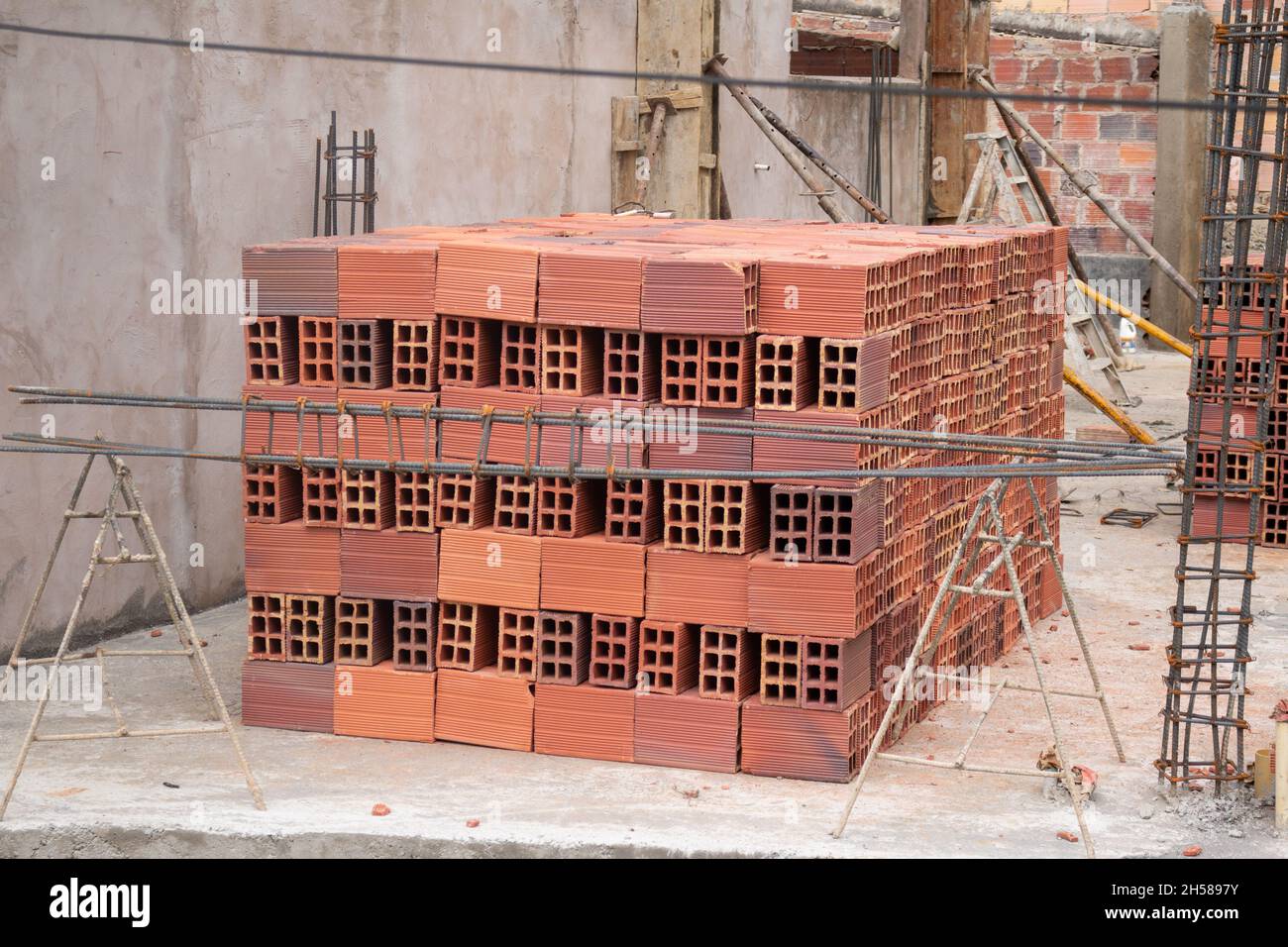 Construction d'une maison de bloc.Maison moderne en construction, processus de démarrage des travaux de maçonnerie.Pile de blocs prête à commencer la construction. Banque D'Images