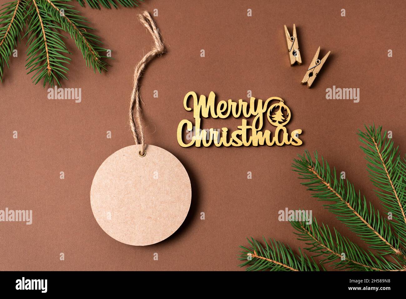 Étiquette artisanale pour la signature d'un cadeau sur fond beige.Pour les branches, les décorations de vacances.Noël écologique Banque D'Images