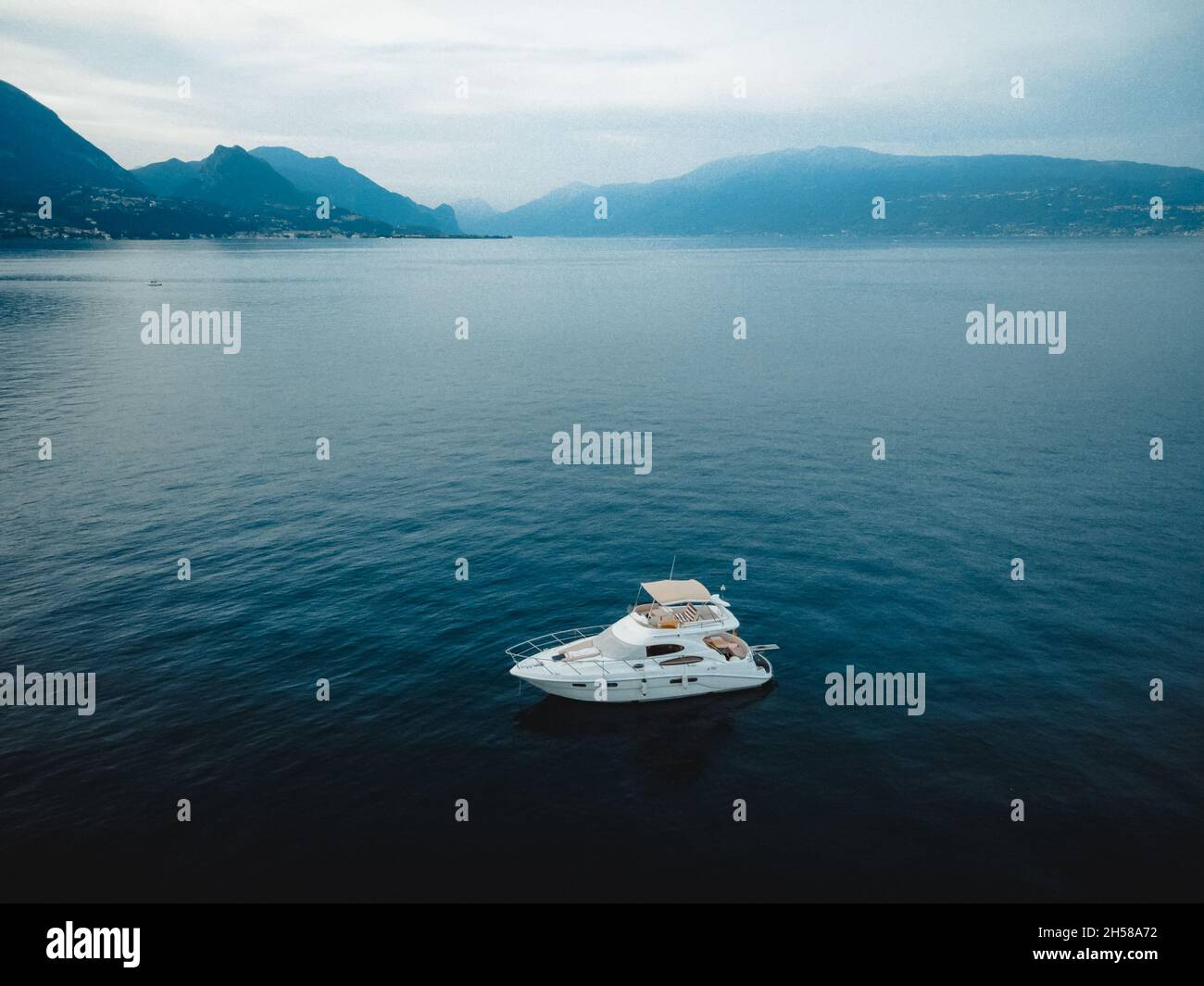 une vue superbe sur le lac de garde Banque D'Images