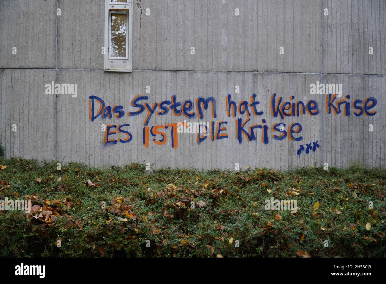 Le mur d'étalement «le système n'a pas de crise.C'EST la crise» sur un mur de béton d'une salle de sport à Garbsen, Basse-Saxe, Allemagne. Banque D'Images