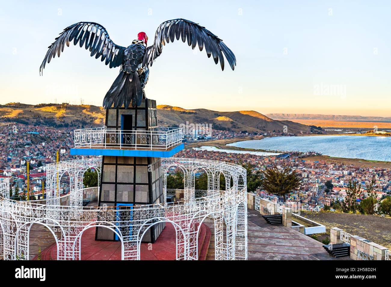 Statue de Condor à un belvédère au-dessus de Puno au Pérou Banque D'Images