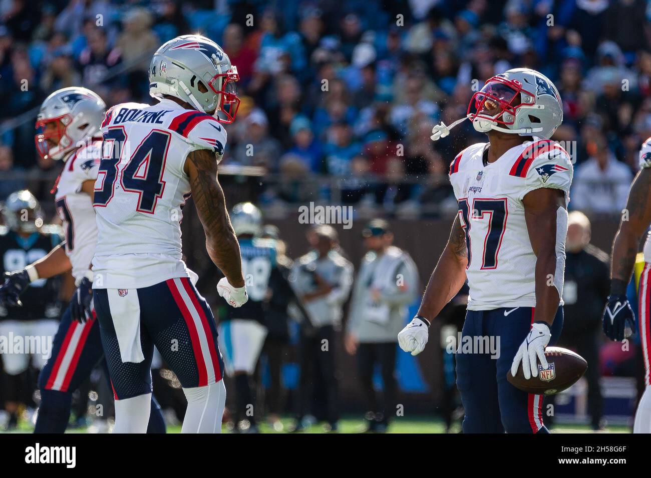 Charlotte, Caroline du Nord, États-Unis.7 novembre 2021.Kendrick Bourne, grand receveur des Patriots de la Nouvelle-Angleterre (84) et Damien Harris (37) célèbrent après le touchdown du deuxième trimestre contre les Carolina Panthers lors du match de la NFL au stade Bank of America à Charlotte, en Caroline du Nord.(Scott Kinser/Cal Sport Media).Crédit : csm/Alay Live News Banque D'Images