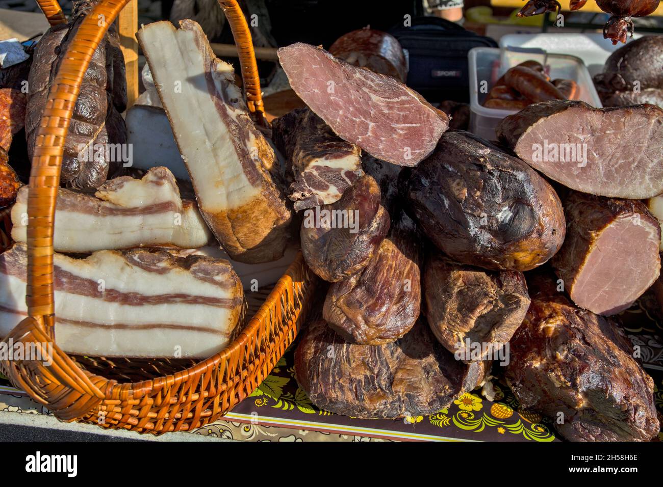 Bacon exposé et produits de viande séchée.Les produits sont domestiques et sont présentés à la vente. Banque D'Images Bacon exposé et produits de viande séchée.Les produits sont domestiques et sont présentés à la vente. Banque D'Images