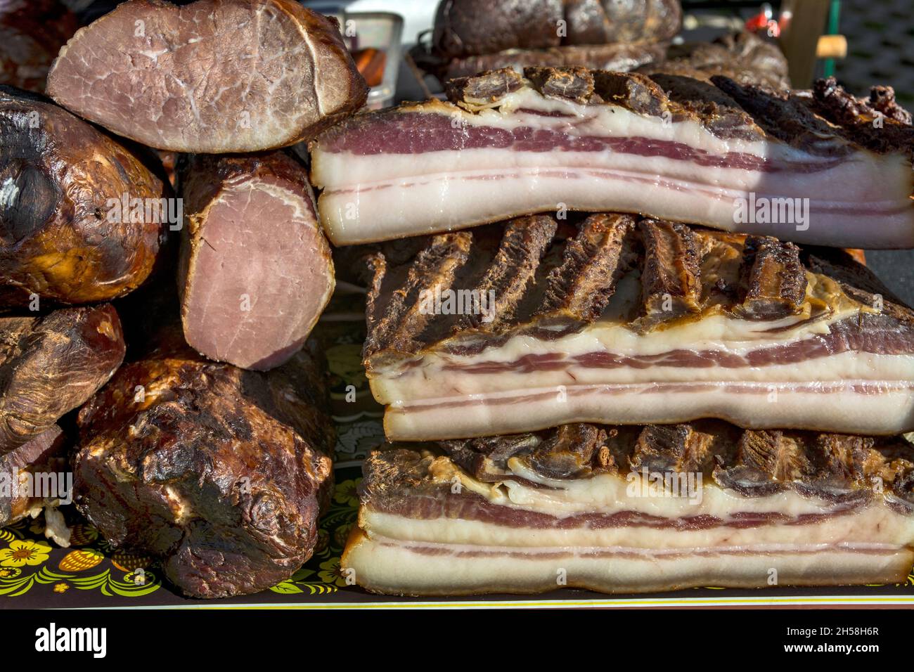 Bacon exposé et produits de viande séchée.Les produits sont domestiques et sont présentés à la vente. Banque D'Images Bacon exposé et produits de viande séchée.Les produits sont domestiques et sont présentés à la vente. Banque D'Images