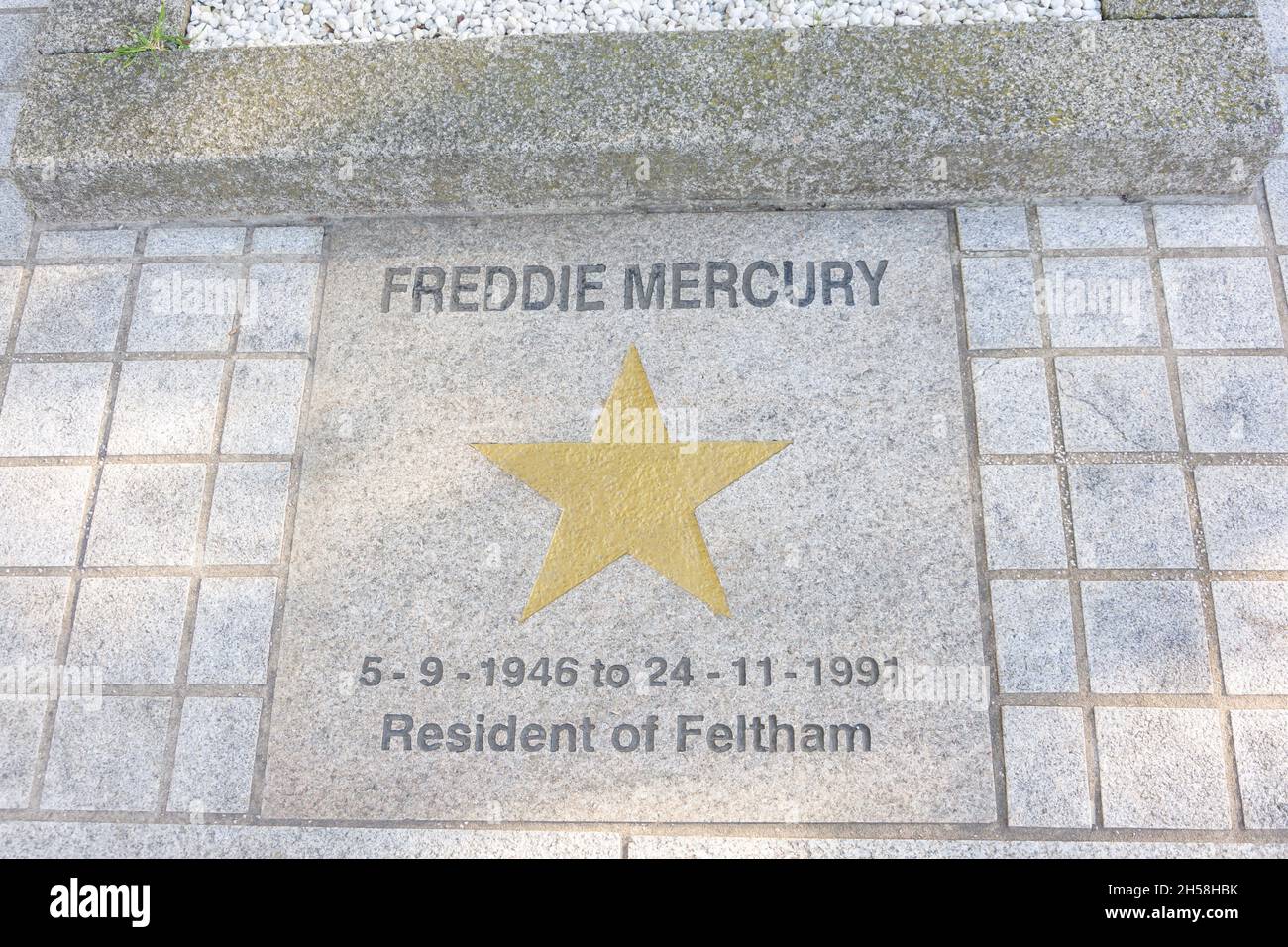 Plaque de Freddie Mercury Pavement, High Street, Feltham, London Borough of Hounslow, Greater London, Angleterre, Royaume-Uni Banque D'Images