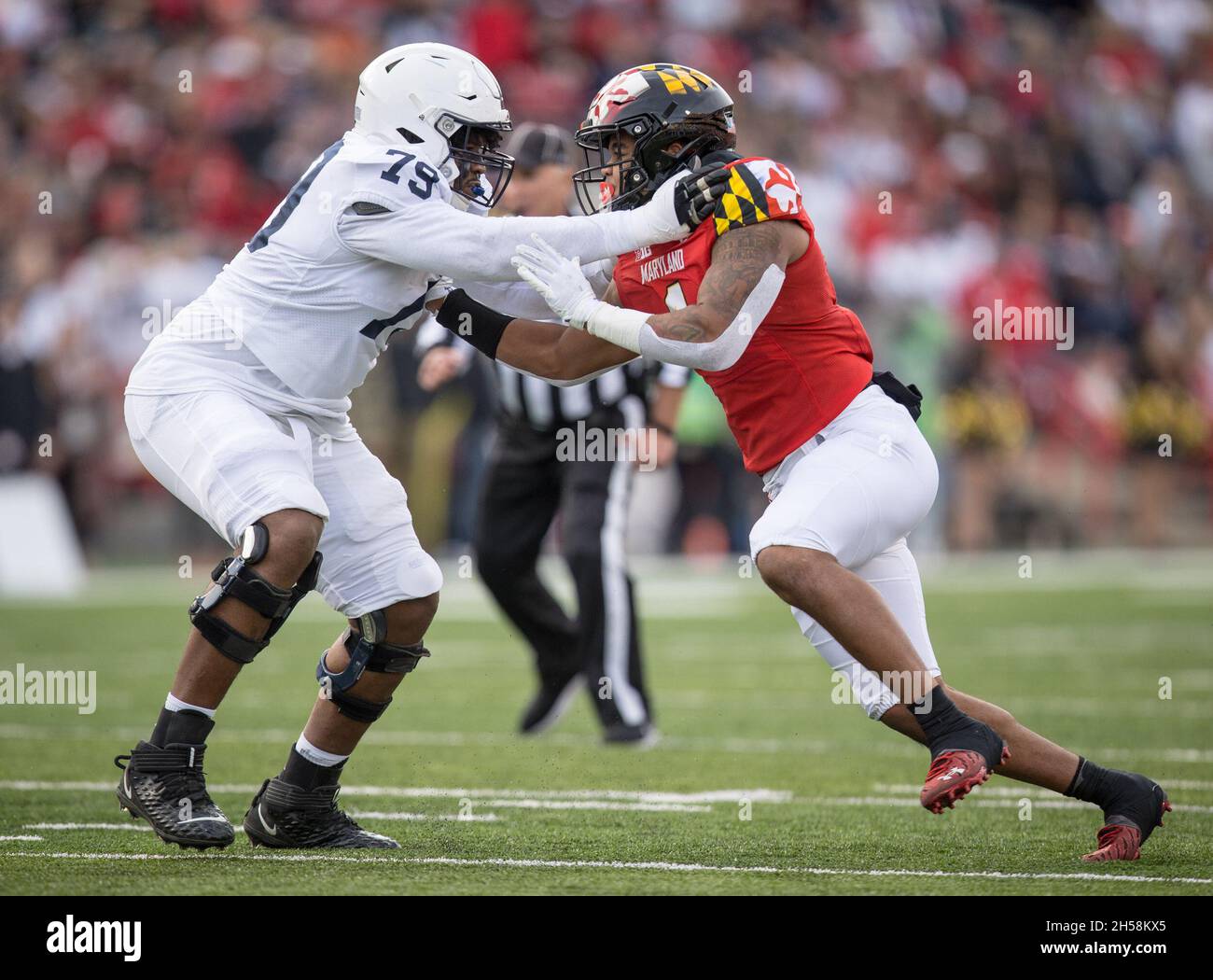 6 novembre 2021 : le joueur offensif des Nittany Lions de l'État de Pennsylvanie Caedan Wallace (79) et le linebacker des Terrains du Maryland Demeioun Robinson (4) s'engagent dans la ligne du scrimage lors du match de football universitaire NCAA entre l'État de Pennsylvanie et le Maryland qui s'est tenu à Capital One Field à College Park, Maryland photographe : Cory Royster Banque D'Images