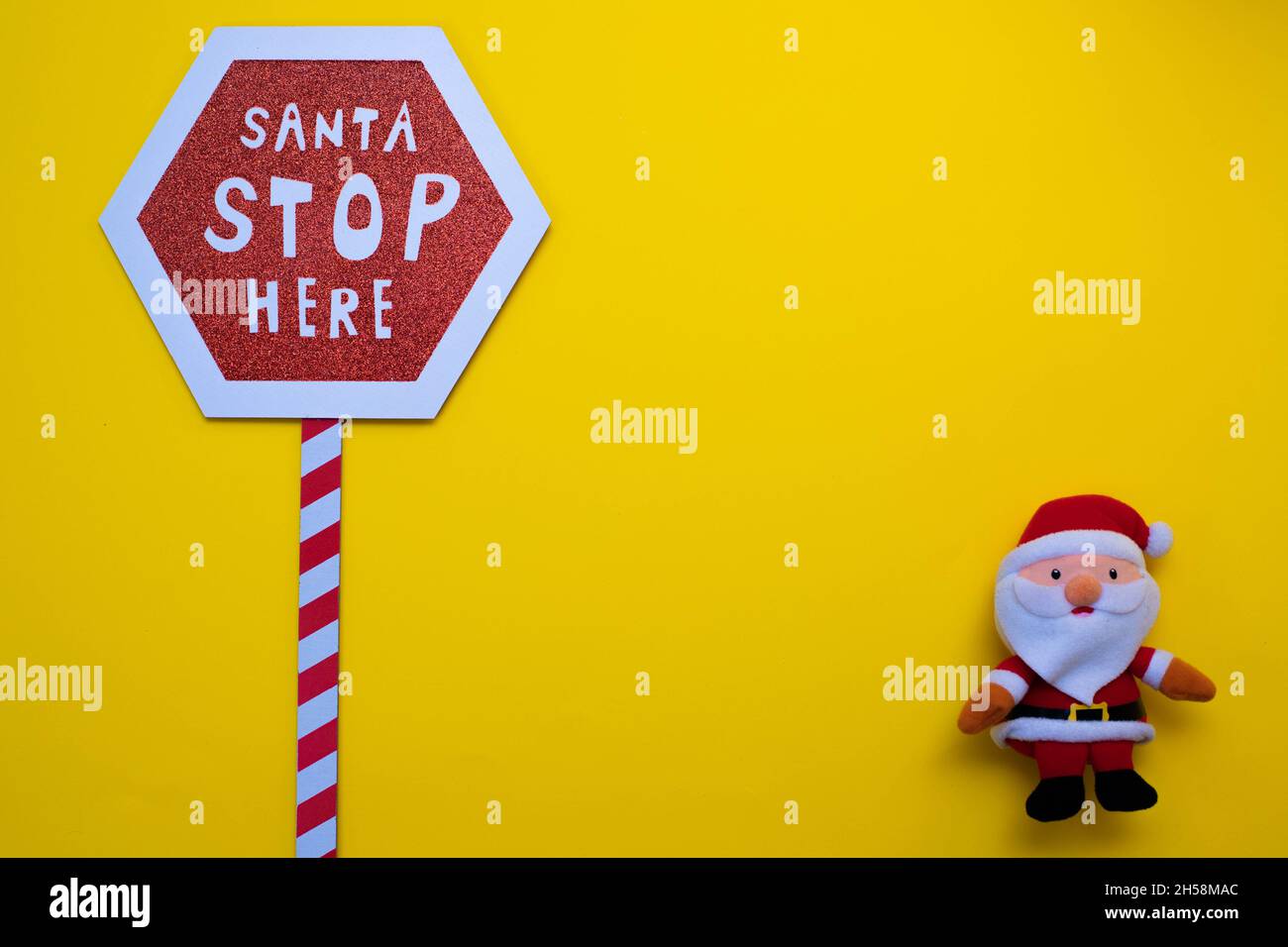 Noël en bois réaliste signe rouge stop avec texte Santa Stop ici Banque D'Images