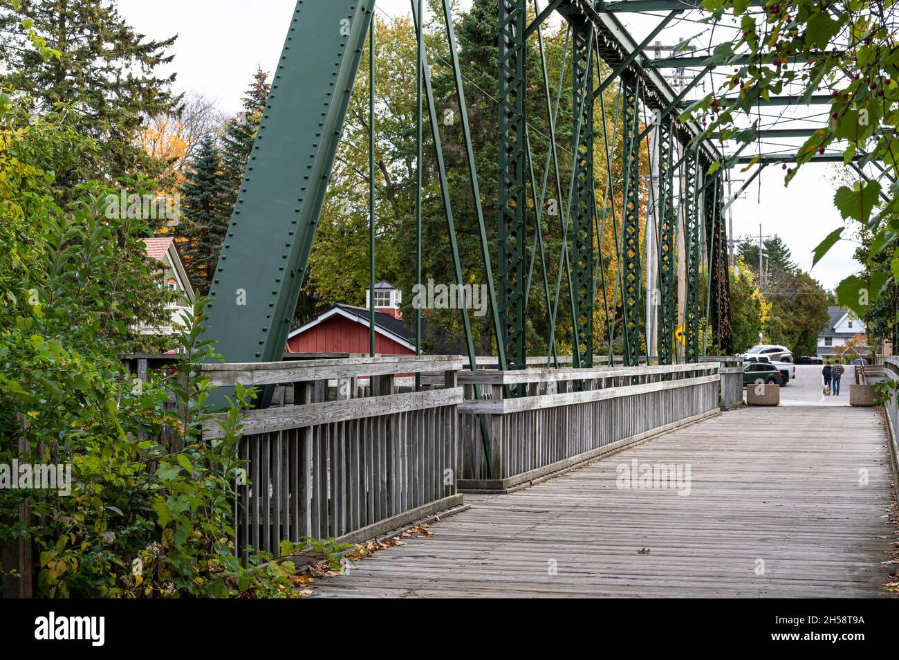 Un pont de treillis en bois et volent au-dessus de Cedar Creek à Cedarbury, WISCONSIN, États-Unis Banque D'Images
