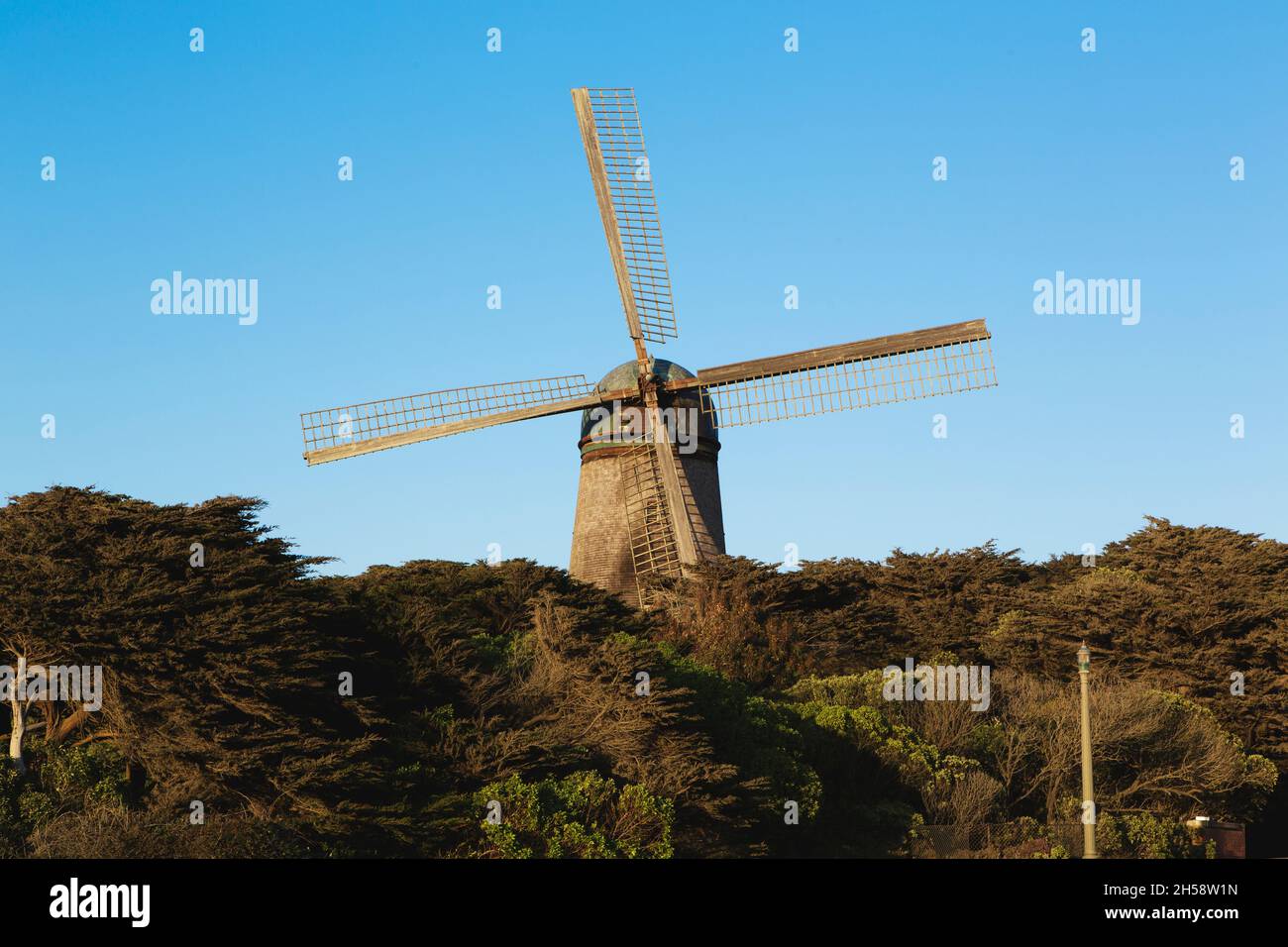 Moulin à vent de style hollandais à l'extrémité ouest du Golden Gate Park.Image originale de Carol M. Highsmith’s America, Bibliothèque du Congrès Collect Banque D'Images