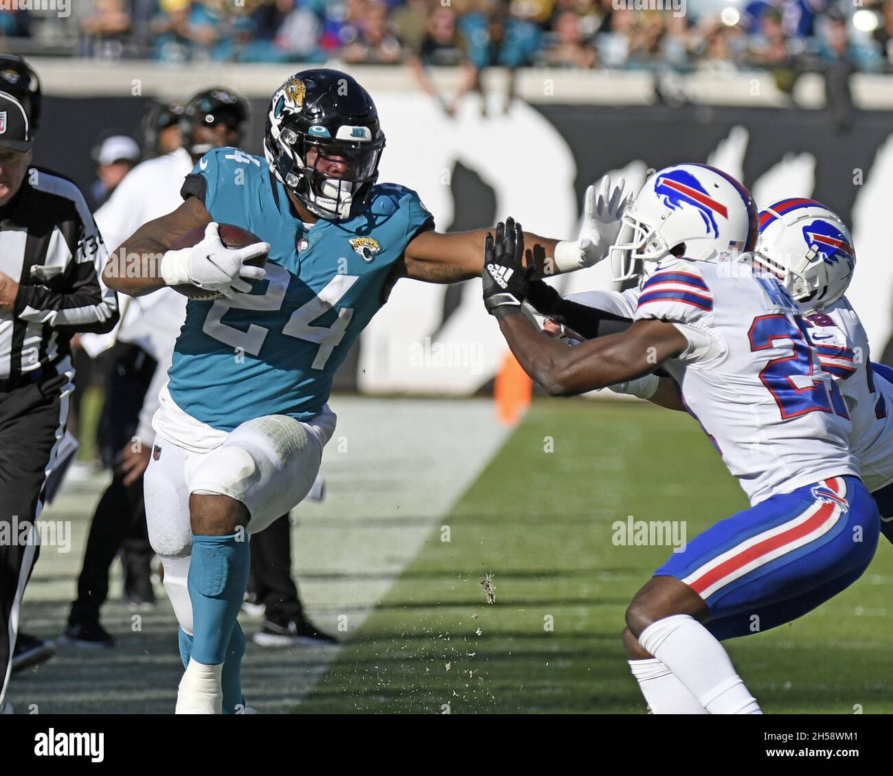Jacksonville, États-Unis.07th nov. 2021.Jaguars Runningback Carlos Hyde court pour le yardage dans la seconde moitié alors que les Buffalo Bills rivalisent contre les Jaguars au TIAA Bank Field à Jacksonville, Floride, le dimanche 7 novembre 2021.Les Jaguars ont contrarié les projets de loi 9 à 6.Photo de Joe Marino/UPI crédit: UPI/Alay Live News Banque D'Images