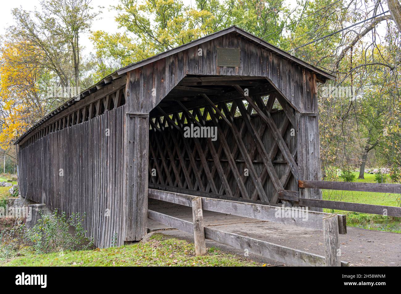 Le pont de Cedarbury est le dernier pont couvert du Wisconsin construit en 1876 Banque D'Images
