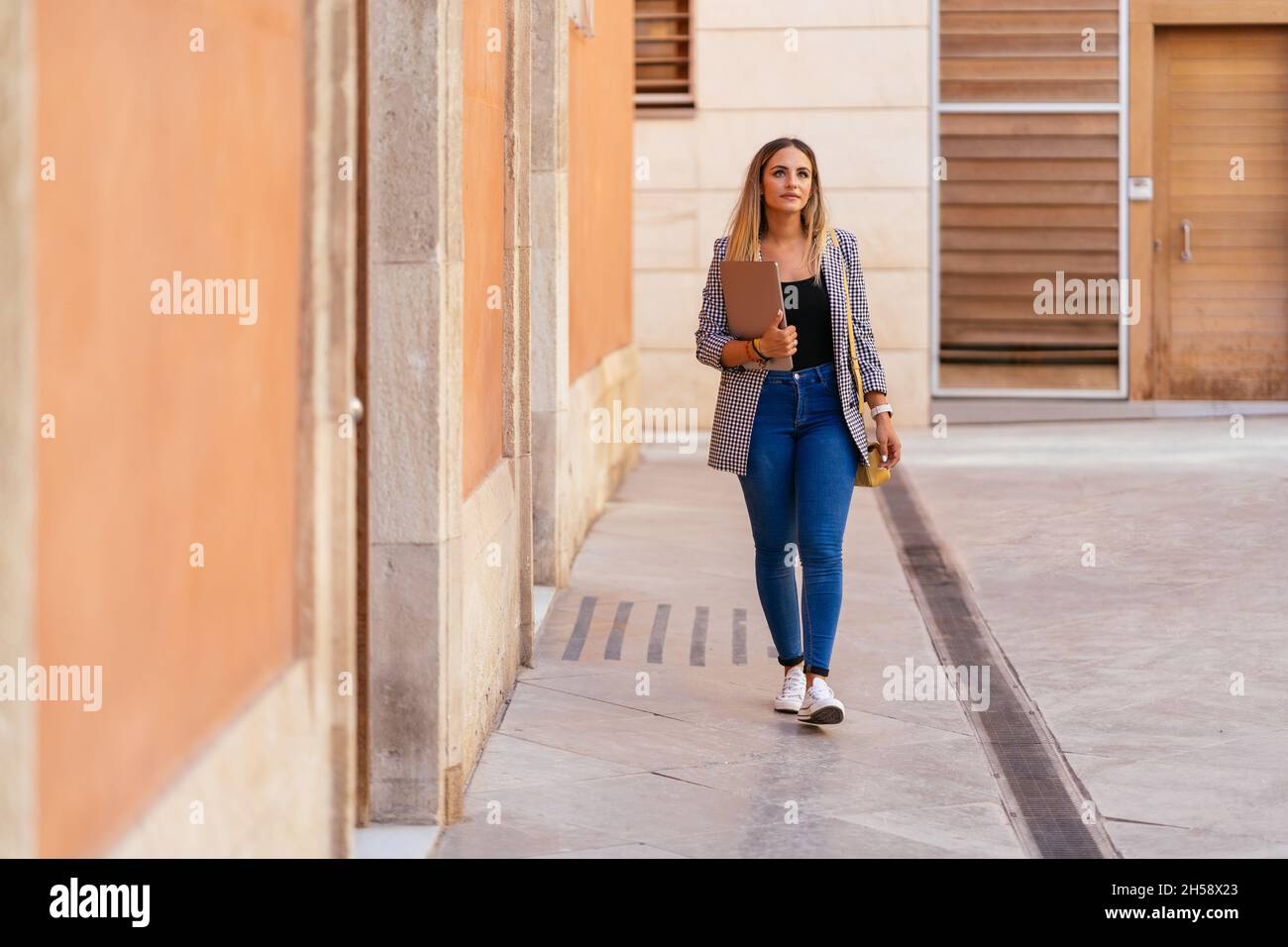 Indépendant avec ordinateur portable dans la rue Banque D'Images