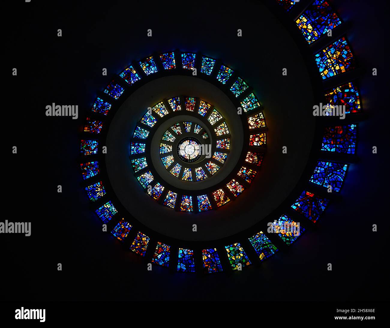 La « fenêtre de gloire » en vitrail de l'architecte Philip Johnson se déploie dans la chapelle de Thanksgiving en pleine spirale de 1976, qui fait partie de la place des remerciements à Dallas, Banque D'Images