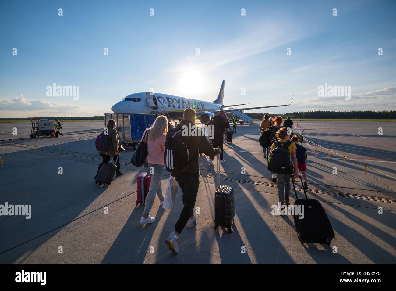 13/09/2021.Aéroport d'Olsztyn-Mazury, Pologne.Passagers avec des valises sur le tarmac de l'aéroport se dirigeant vers l'avion pour embarquer.Avion prêt à partir. Banque D'Images