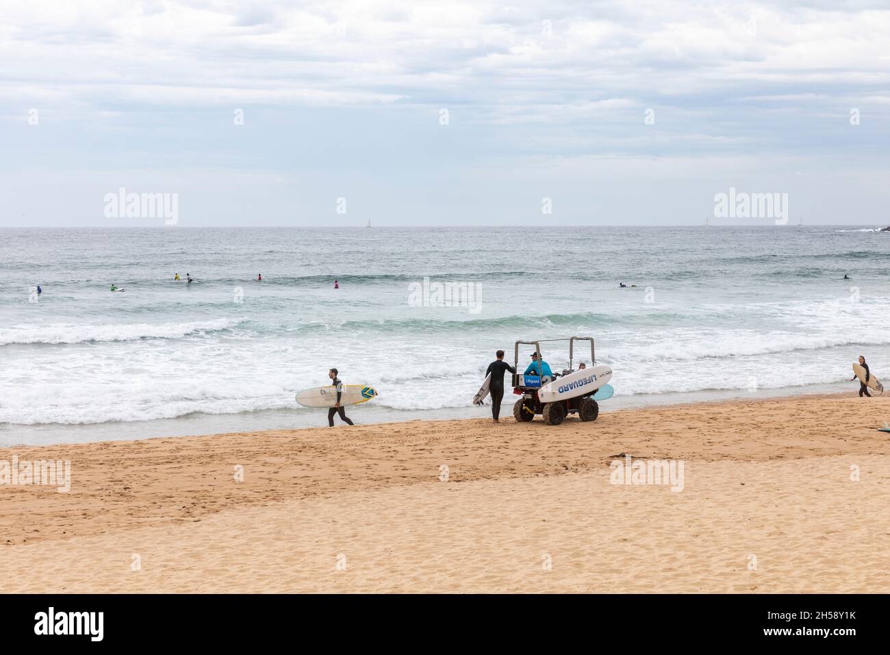Sauveteurs sur Manly Beach pendant une journée de printemps humide, Sydney, Australie Banque D'Images
