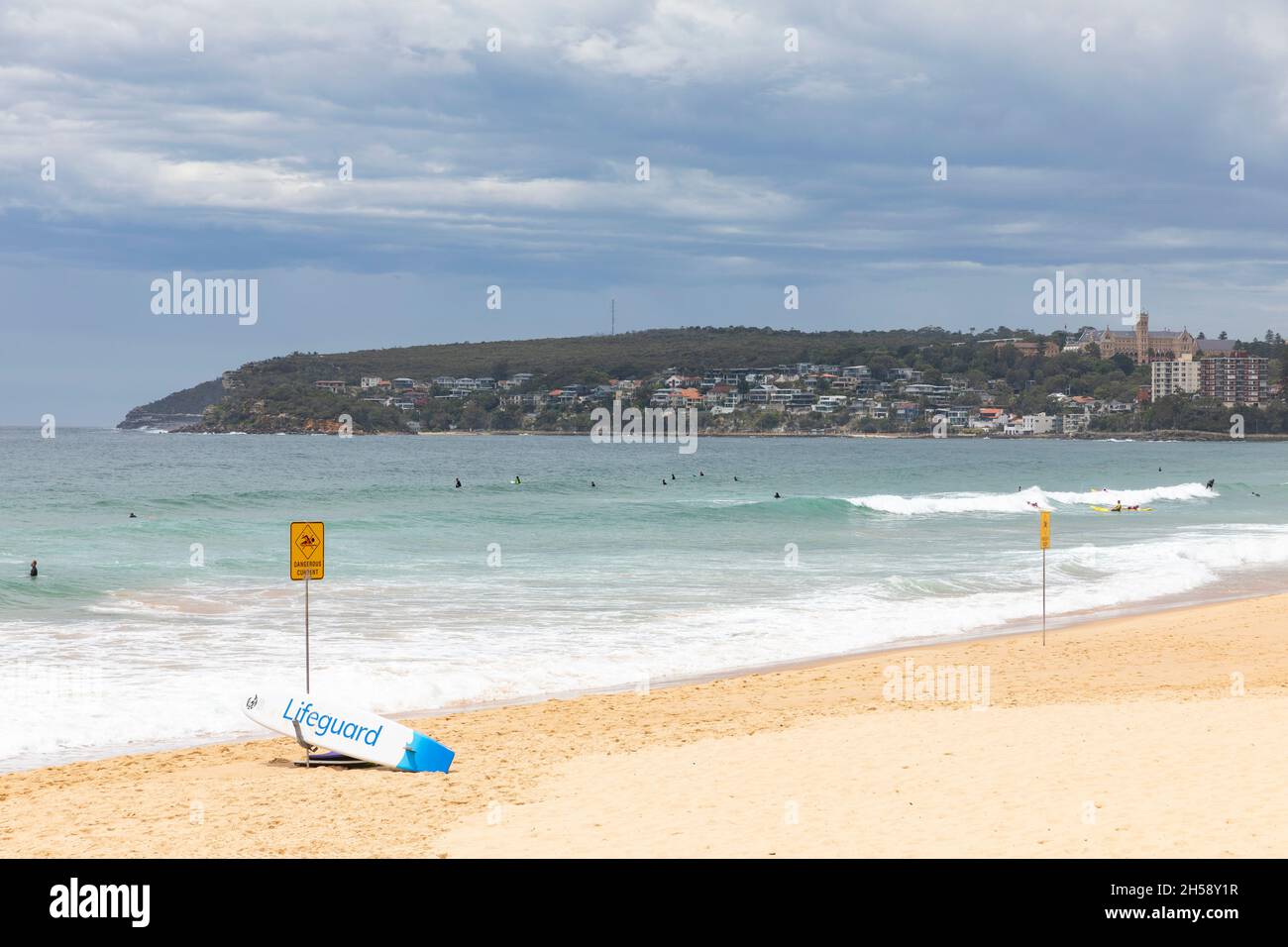 Surf sauvetage sauvetage sauvetage surf surf surf surf surf à côté d'un panneau de courant d'eau dangereux sur Manly Beach à Sydney un jour de printemps, Sydney, Australie Banque D'Images