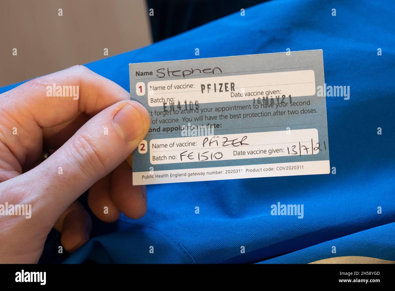 Homme de 40 ans tenant une carte de confirmation de vaccin après avoir reçu sa deuxième vaccination contre le coronavirus Covid-19 en Angleterre, 2021 Banque D'Images