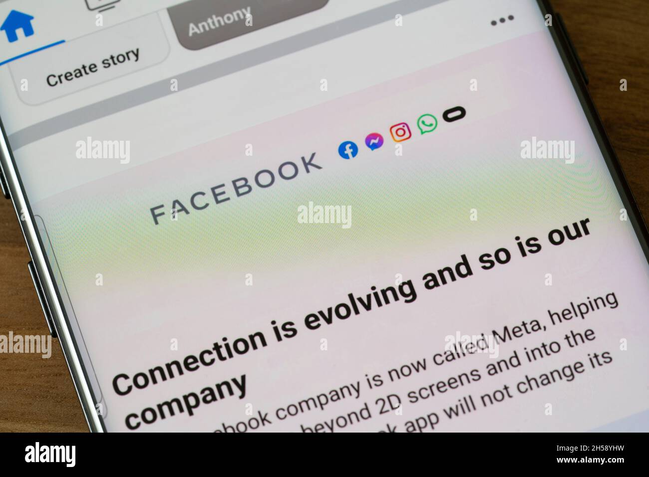 Facebook s'est rebaptisé Meta - la marque couvre les applications Facebook, Messenger, Instagram et WhatsApp - affichées sur l'écran d'un smartphone.ROYAUME-UNI Banque D'Images