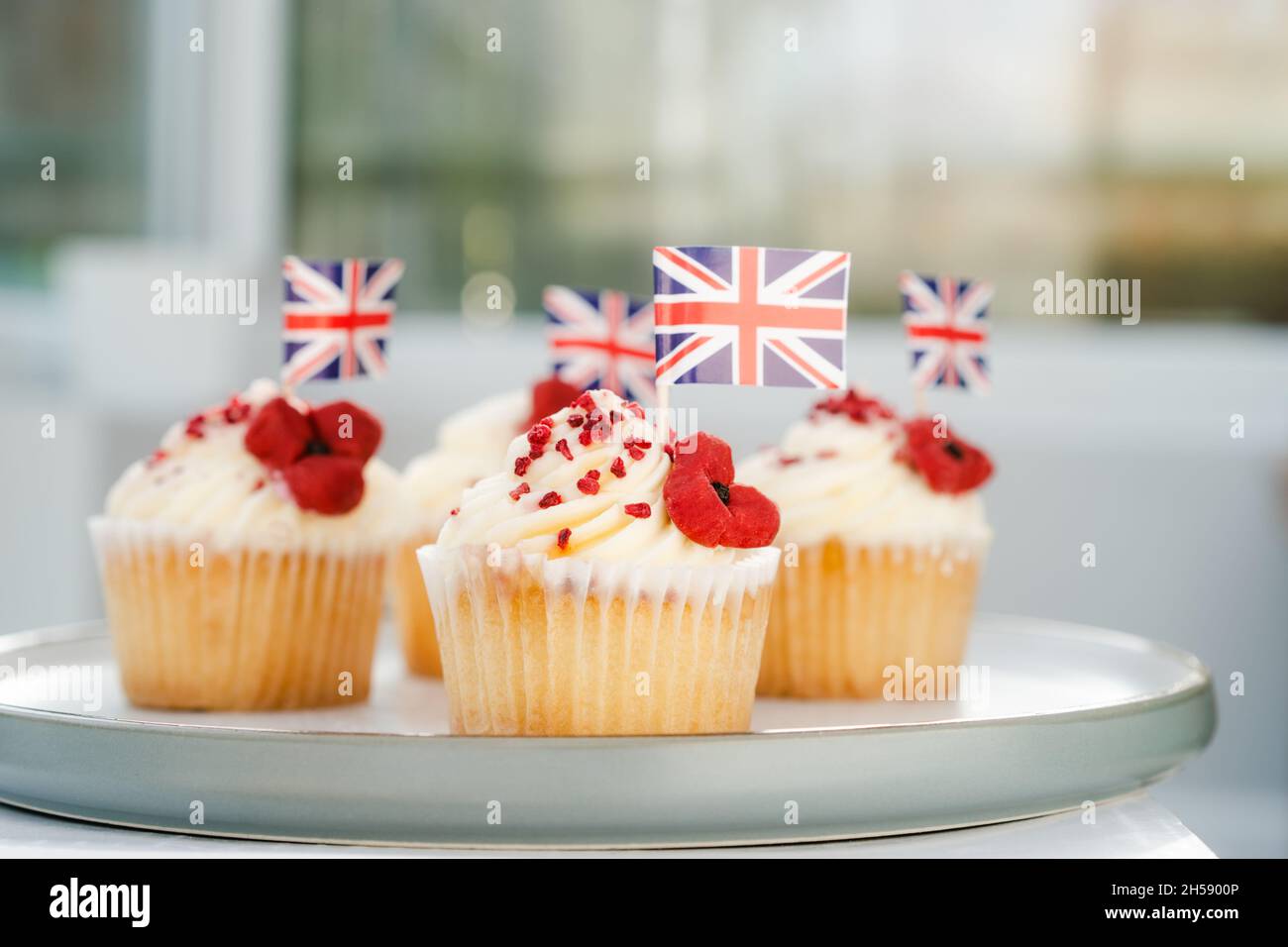 Cupcake avec drapeau britannique de l'Union et fleur de pavot.Jour du souvenir.Mise au point sélective, espace de copie Banque D'Images