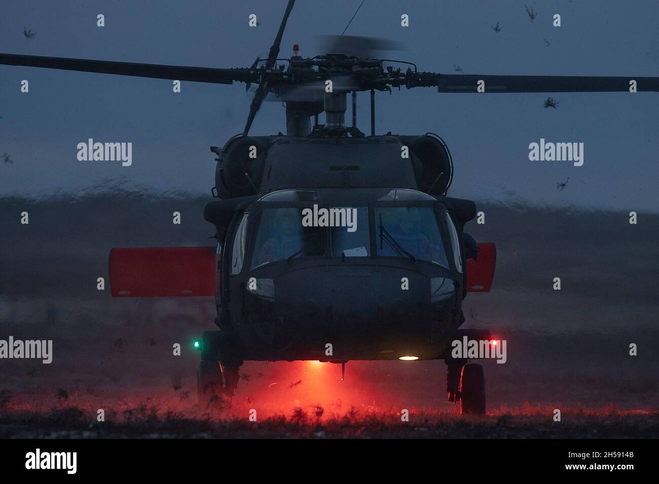 Les meilleurs combattants du samedi matin ont été transportés au Centre d'entraînement au combat d'Orchard par un HO-60 Black Hawk du 1er-183e Bataillon d'assaut des hélicoptères.Les soldats de la Garde nationale de l'Armée de l'Idaho ont terminé la compétition des meilleurs guerriers de 2021 la semaine dernière.Les soldats ont participé à une marche de huit miles ruck, à des essais d'essai et d'armes écrits, à des qualifications individuelles d'armes, à l'inspection uniforme et à l'exercice de navigation terrestre.Le gagnant du NCO du 116e Bataillon de génie de la brigade HHC était le sergent d'état-major.Austin Clark et SPC.Camren semaines de HHC 1-183ème AVN réclamant le SO Banque D'Images