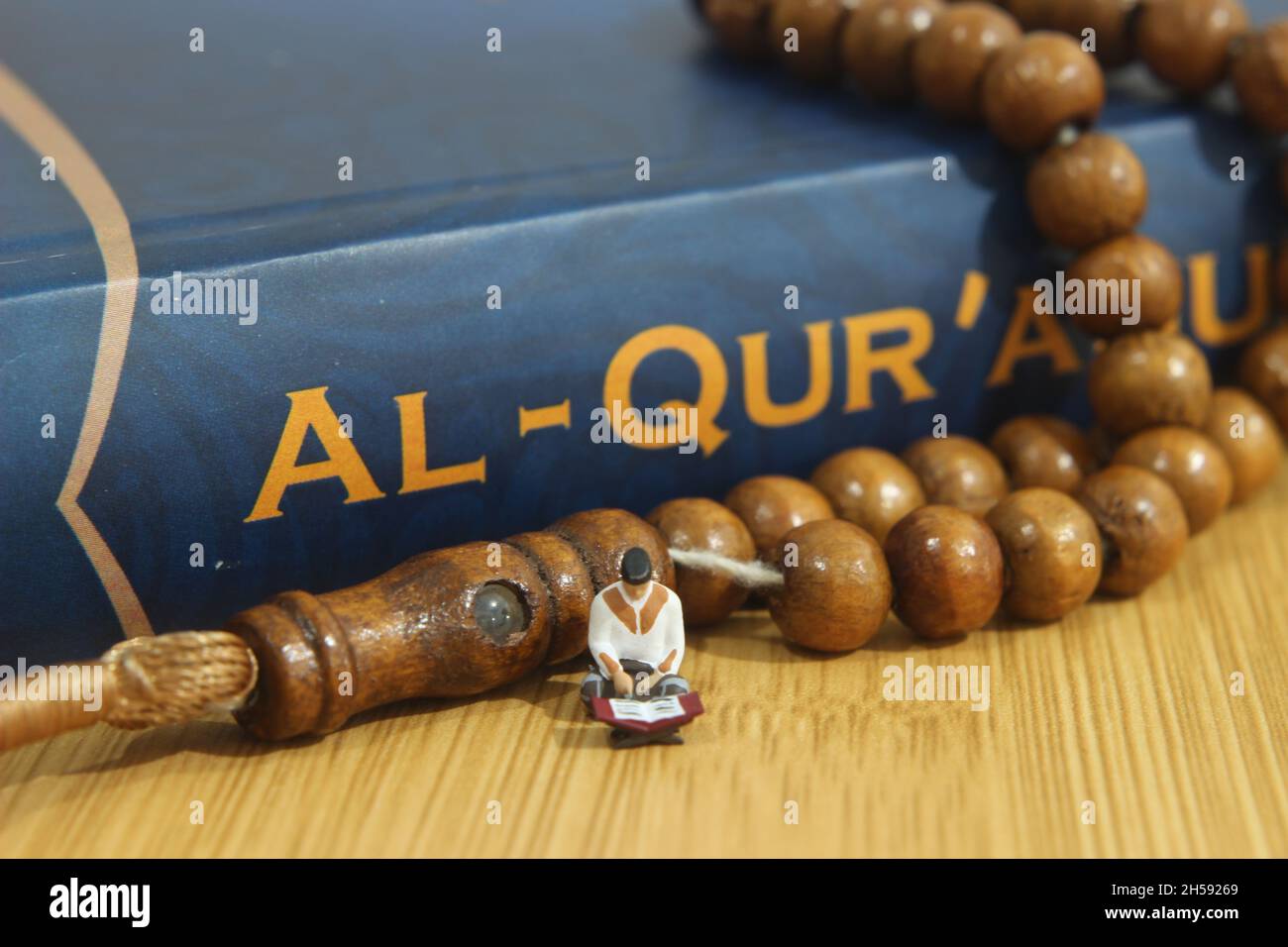 Simple Conceptual photo, Islam Homme ou musulman, Lire Al Quran, Al Qur'an près de la vraie perle de prière en bois Banque D'Images