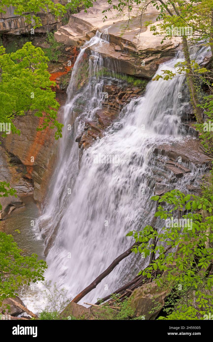 Spectaculaire Brandywine Falls apparaissant dans la forêt dans le parc national de Cuyahoga Valley, en Ohio Banque D'Images