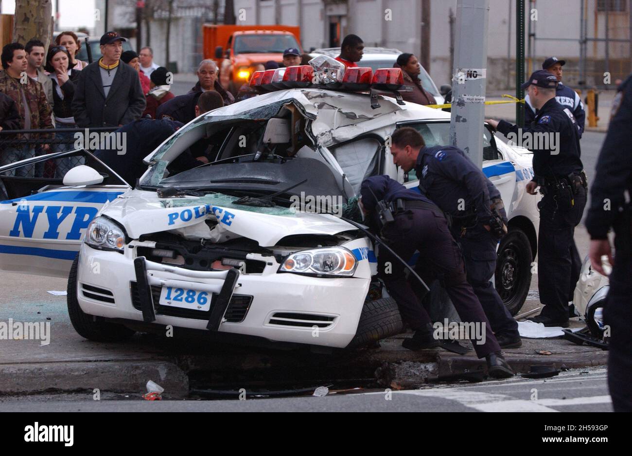 Bklyn, NY, États-Unis.7 novembre 2021.Un croiseur de police, à la poursuite d'une voiture volée, a frappé un poteau lumineux sur Surf Ave. Et 25 th Street à Coney Island Brooklyn.5 avril 2008 (Credit image: © C. Neil Decrescenzo/ZUMA Press Wire) Banque D'Images