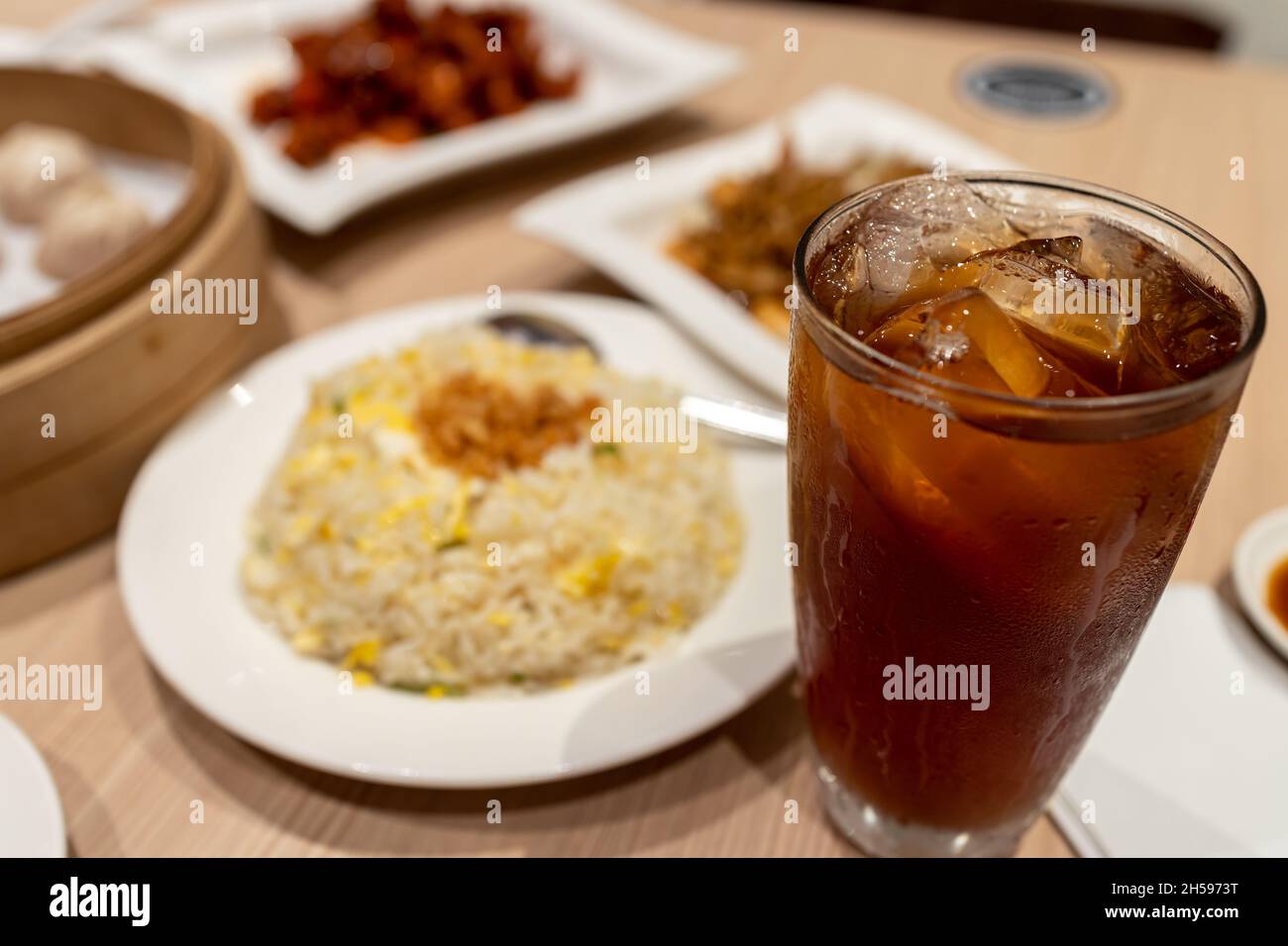 Thé glacé et cuisine chinoise au restaurant Banque D'Images