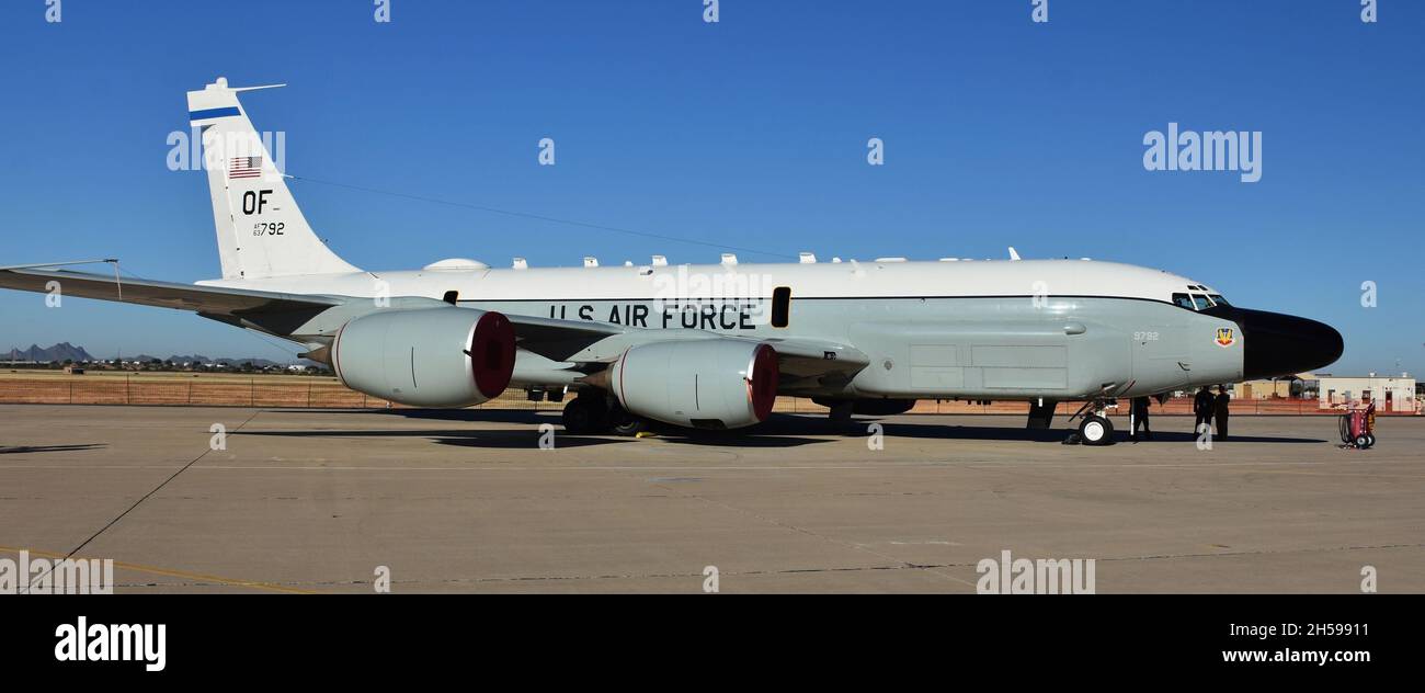 Tucson, États-Unis - 6 novembre 2021 : avion de surveillance conjoint de la Force aérienne des États-Unis RC-135V Rivet de la base aérienne d'Offutt. Banque D'Images