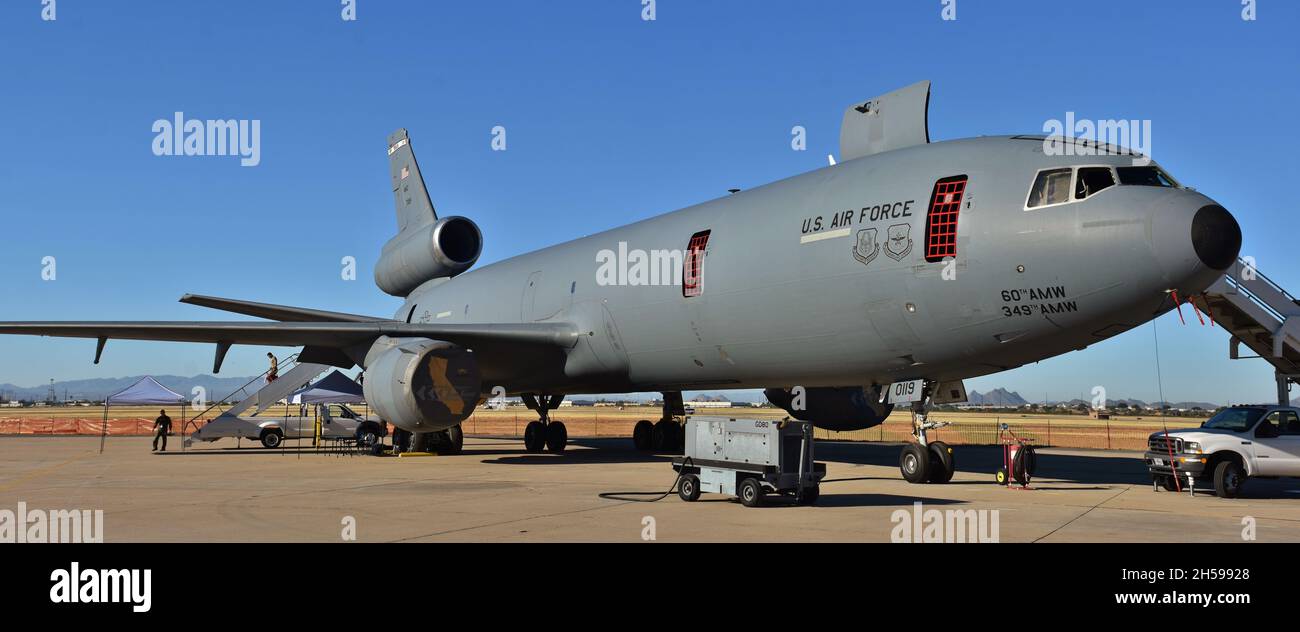 Un ravitailleur en carburant du prolongateur KC-10 de la U.S. Air Force sur la piste de la base aérienne Davis-Monthan.Ce KC-10 est affecté à la 60e Escadre de la mobilité aérienne. Banque D'Images