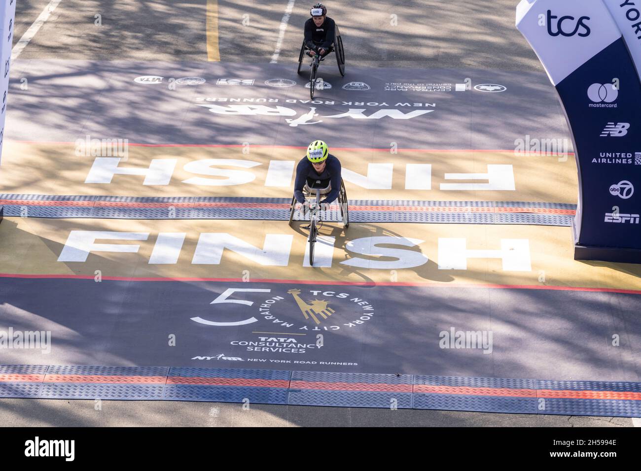 New York, NY - 7 novembre 2021: Vainqueur de la 2e place des femmes athlètes en fauteuil roulant professionnels du 50ème marathon TCS NYC Tatyana McFadden des États-Unis traverse la ligne d'arrivée à Central Park Banque D'Images