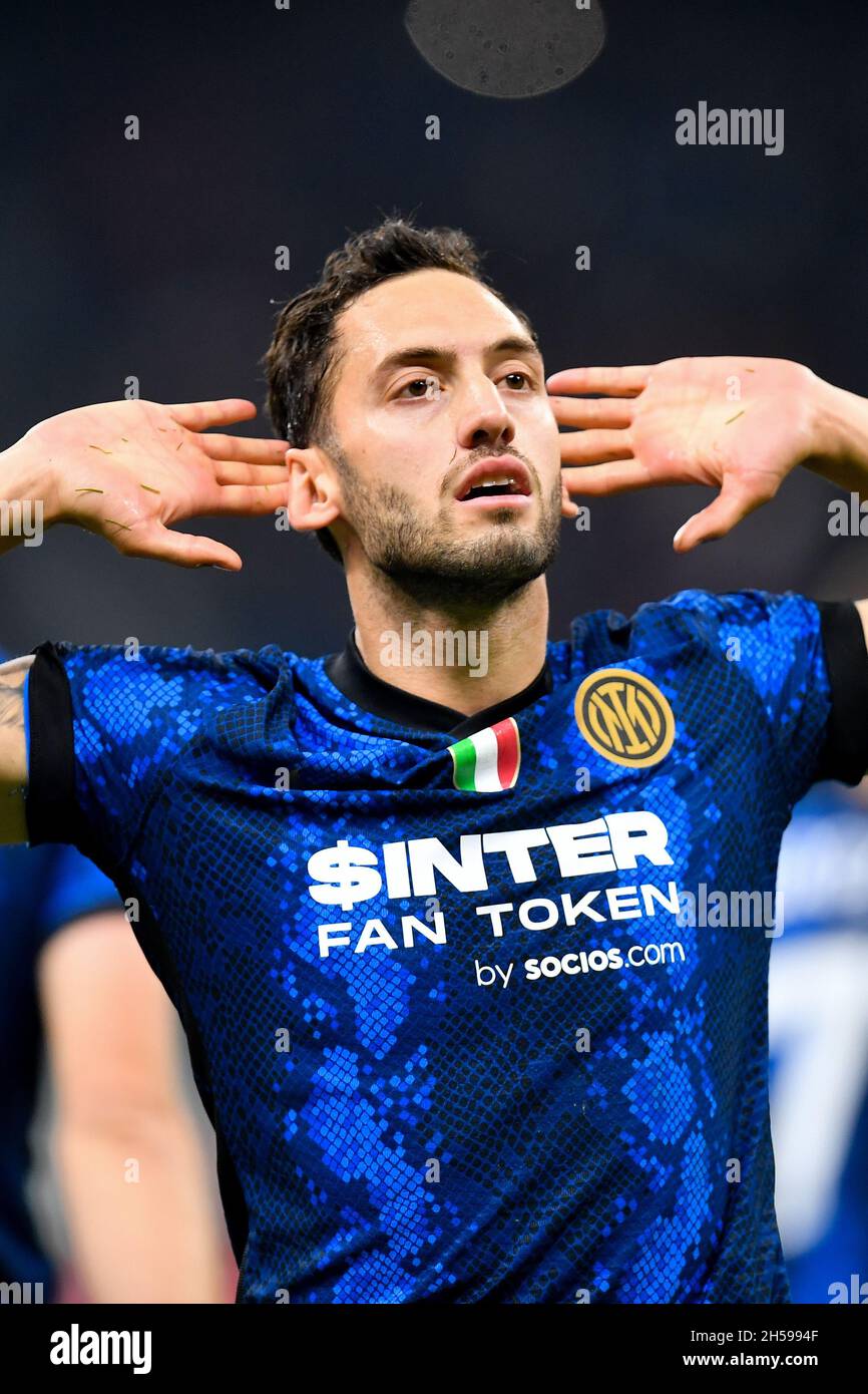 Milan.7 novembre 2021.Hakan Calhanoglu du FC Inter célèbre son but lors d'un match de football entre l'AC Milan et le FC Inter à Milan, en Italie, le 7 novembre 2021.Crédit: Alberto Lingria/Xinhua/Alay Live News Banque D'Images