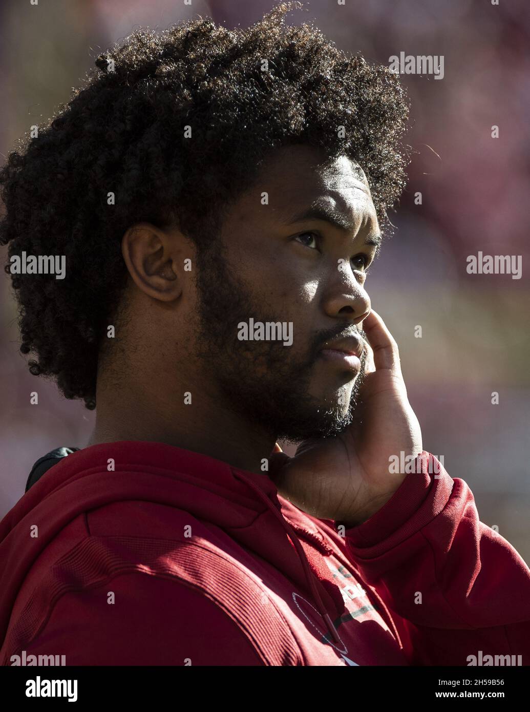 Santa Clara, États-Unis.07th nov. 2021.Le quarterback des Arizona Cardinals Kyler Murray observe depuis le banc de touche les Arizona Cardinals battent les San Francisco 49ers 31-17 au Levi's Stadium de Santa Clara, Californie, le dimanche 7 novembre 2021.Photo de Terry Schmitt/UPI crédit: UPI/Alay Live News Banque D'Images