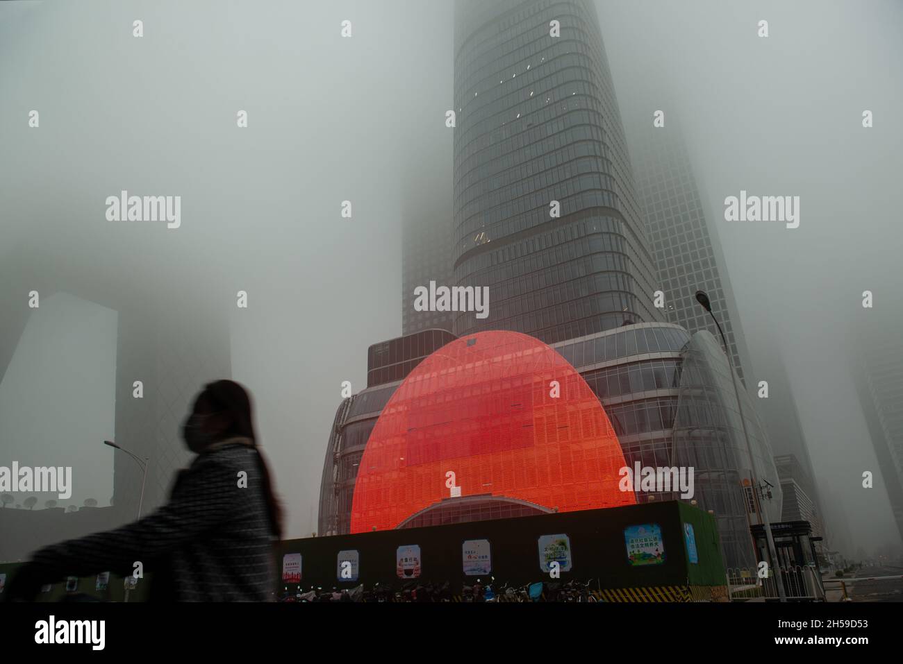 Les immeubles en hauteur du quartier central des affaires de Pékin sont entourés d'un épais smog à Pékin, en Chine.06 novembre 2021 Banque D'Images