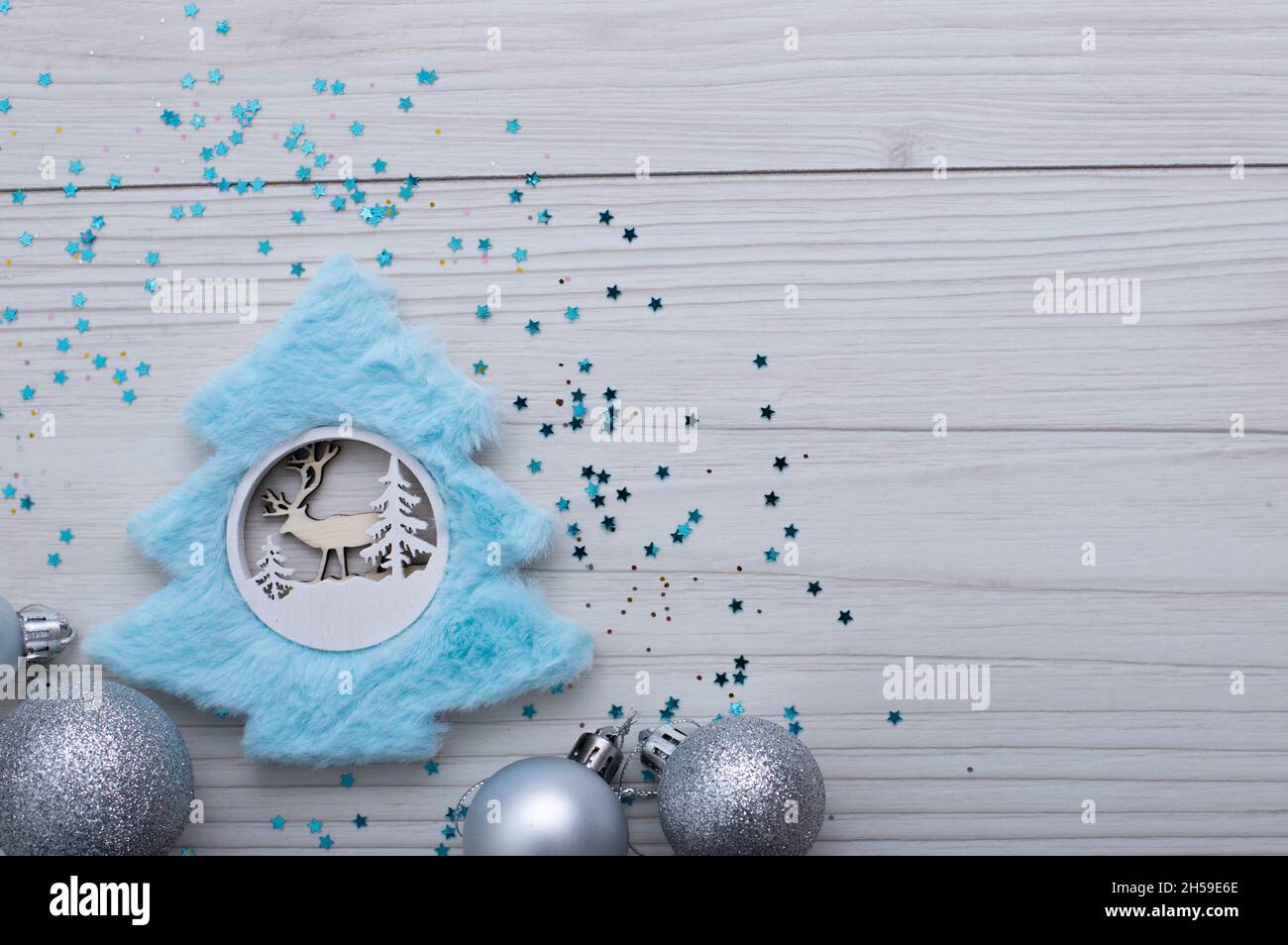 Sapin de noël en forme de platte de Christmass avec fourrure bleue et jouets pour arbres de noël Banque D'Images