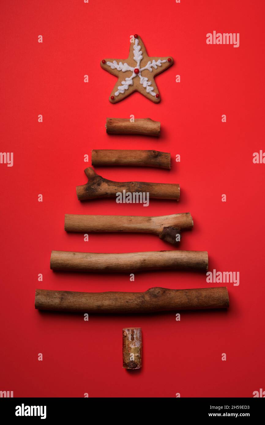 Sapin de Noël en bois sur fond rouge des fêtes Banque D'Images