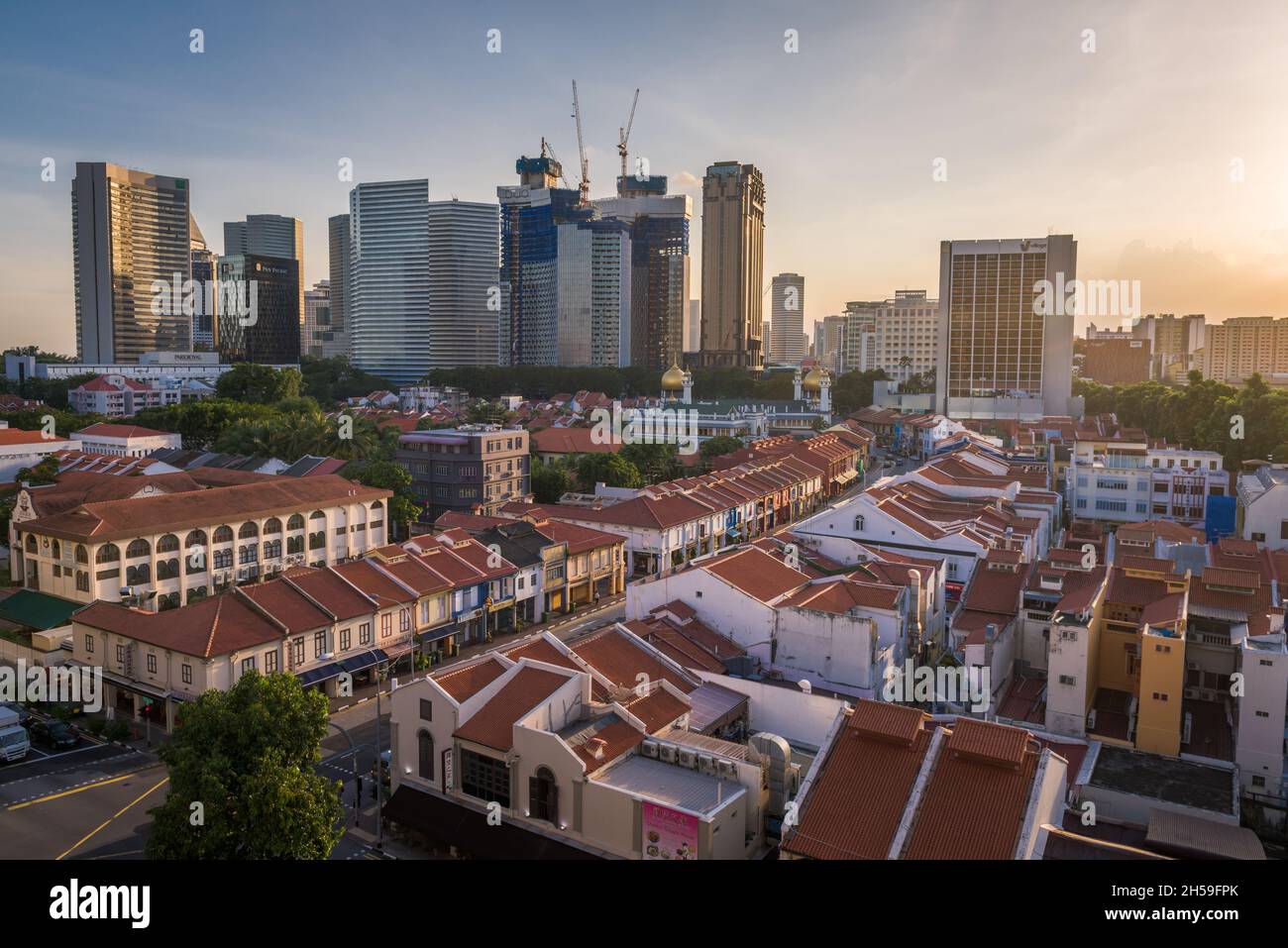 Singapour, 12 janvier 2016 : vue sur le coucher du soleil de la ville de Singapour avec boutiques historiques et gratte-ciels imposants en arrière-plan.C'est la deuxième fois que je vi Banque D'Images