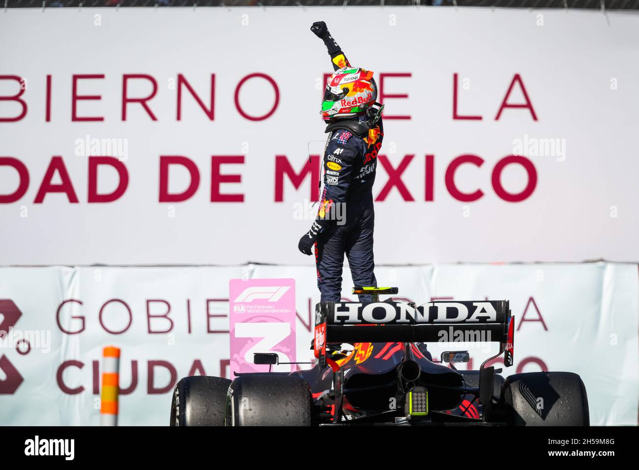 PEREZ Sergio (mex), Red Bull Racing Honda RB16B, célébration du portrait lors de la Formule 1 Gran Premio de la Ciudad de Mexico 2021, Mexico City Grand Prix, 18e tour du Championnat du monde de Formule 1 2021 de la FIA du 5 au 7 novembre 2021 sur l'Autodromo Hermanos Rodriguez, à Mexico,Mexique - photo: Florent Gooden/DPPI/LiveMedia Banque D'Images