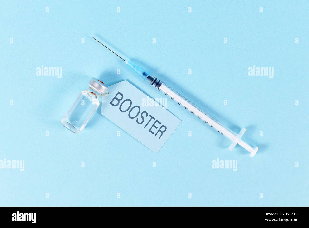 Concept pour la vaccination de rappel du virus Corina avec flacon et seringue sur fond bleu Banque D'Images