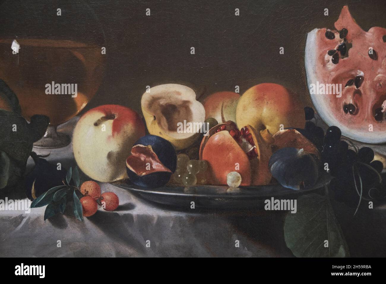 Détail de pommes, de raisins, de pastèque et de grenade dans une peinture à l'huile intitulée Stillife avec fruit et une carafe par l'artiste français Pensionante Del S. Banque D'Images