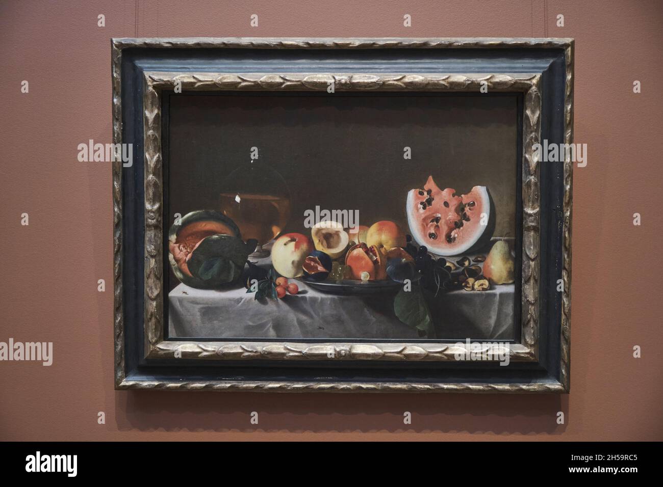 Une peinture à l'huile intitulée Stillife aux fruits et une carafe de l'artiste français Pensionante Del Saraceni.À la National Gallery of Art de Washington DC Banque D'Images