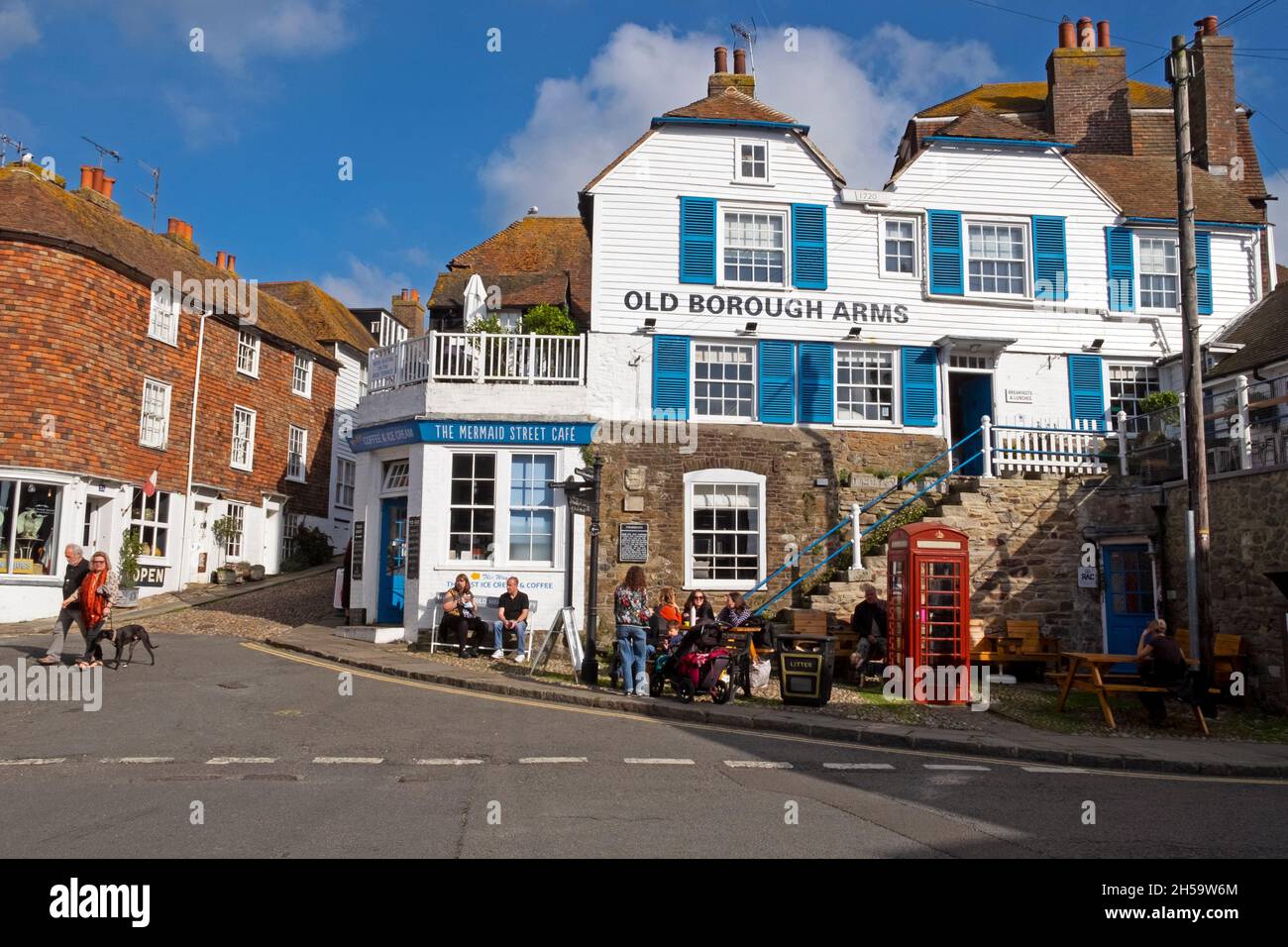 Personnes assises à des tables extérieures au pub Old Borough Arms et au café Mermaid Street à Rye East Sussex Angleterre Royaume-Uni en automne 2021 KATHY DEWITT Banque D'Images