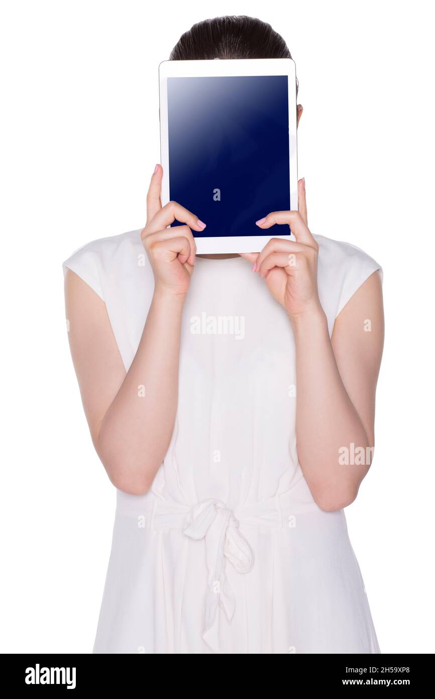 Une jeune femme cache son visage avec une tablette Banque D'Images