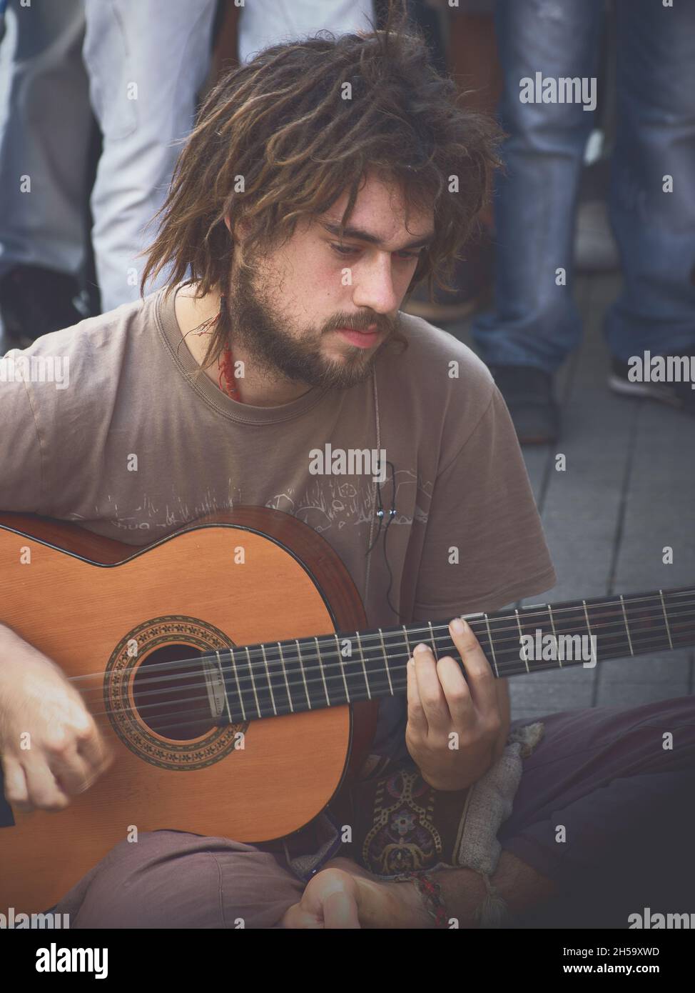 musique de rue à Istanbul le jeune homme Julien Demarque (Guitare et Oud) de “lumière à Babylone”, Turquie juillet 2010 Banque D'Images