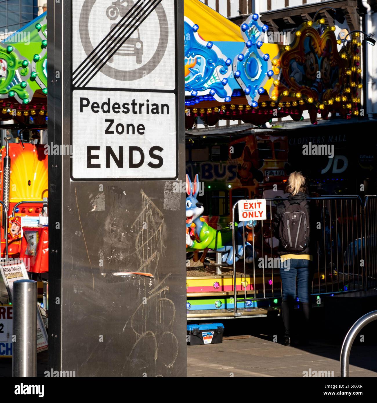 Kingston upon Thames Londres Angleterre Royaume-Uni novembre 5 2021, Childrens Fairground Ride Behind A piétonne zone ends Sign Banque D'Images